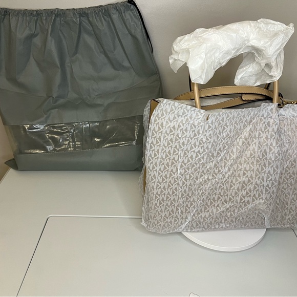 BNWT Michael Kors Large Mercer tote in Camel - Picture 9 of 13